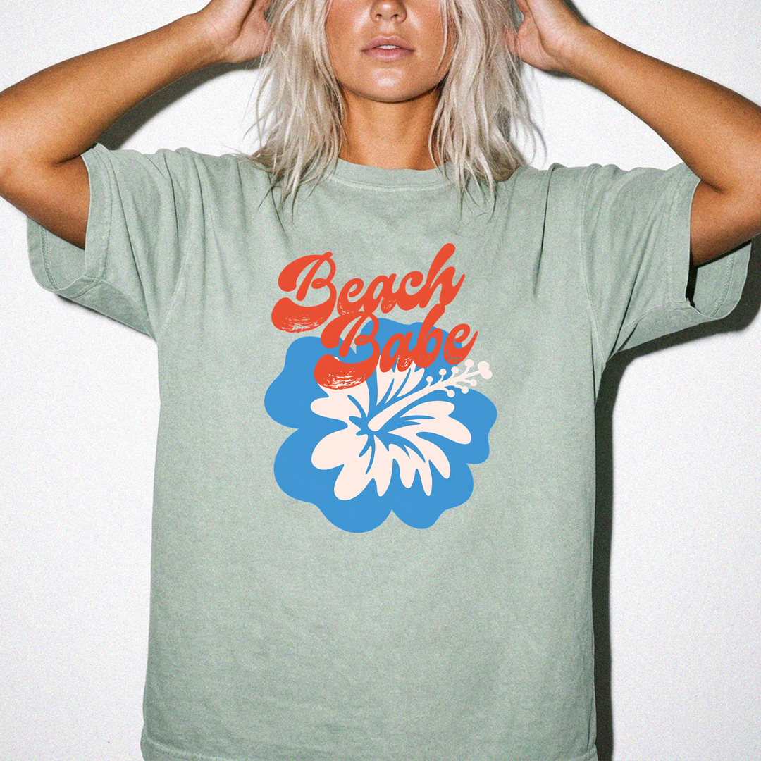 Beach babe hibiscus retro women's summer shirt in bay
